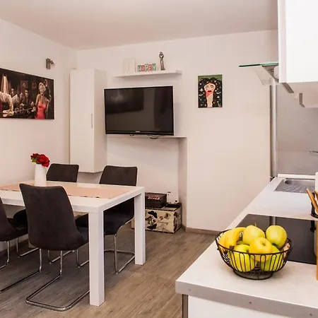 Miki - City Center With Large Balcony * Spalato