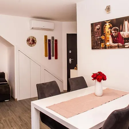 Miki - City Center With Large Balcony Apartman Split